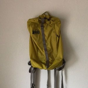 REI Flash 18 pack - mustard yellow
